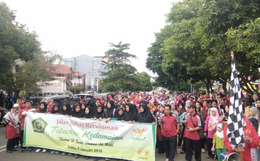 Masyarakat Dan Pelajar Antusias Mengikuti Jalan Santai