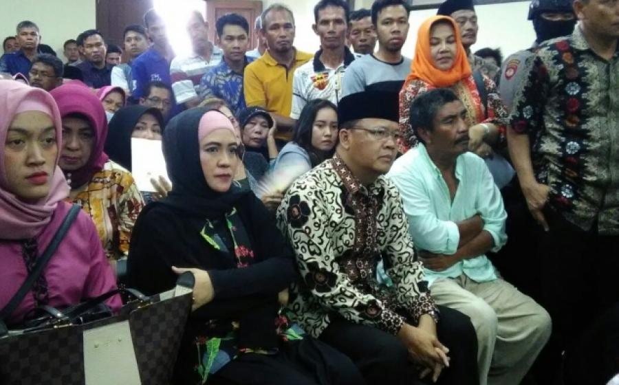 plt gubernur bengkulu dan isterinya menghadiri sidang vonis RM