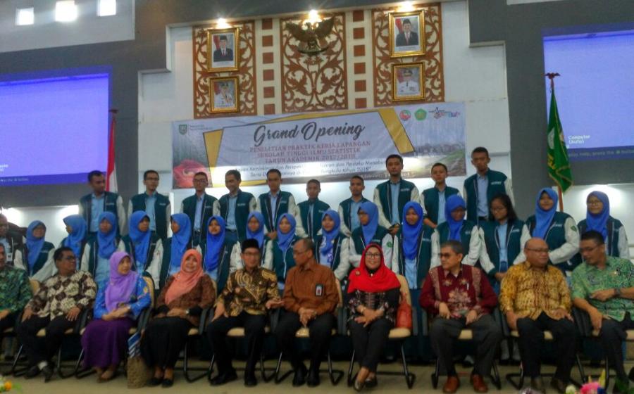 foto bersama mahasiswa STIS dengan rombongan kadis Statistik provinsi bengkulu