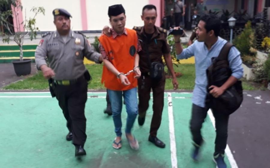 Terdakwa (baju orange) usai menjalani vonis oleh Majelis Hakim di Pengadilan Negeri Argamakmur, Selasa (3/4/2018