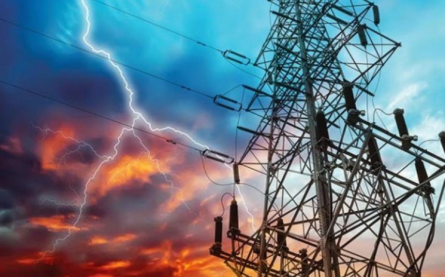 Tersambar Petir Gardu PLN Sukaraja Terbakar