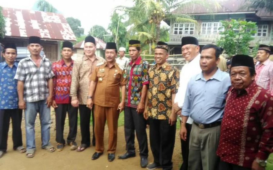 Bupati Bengkulu Tengah Ferry Ramli Foto Bersama dengan Keluarga Besar Raden Sandang 