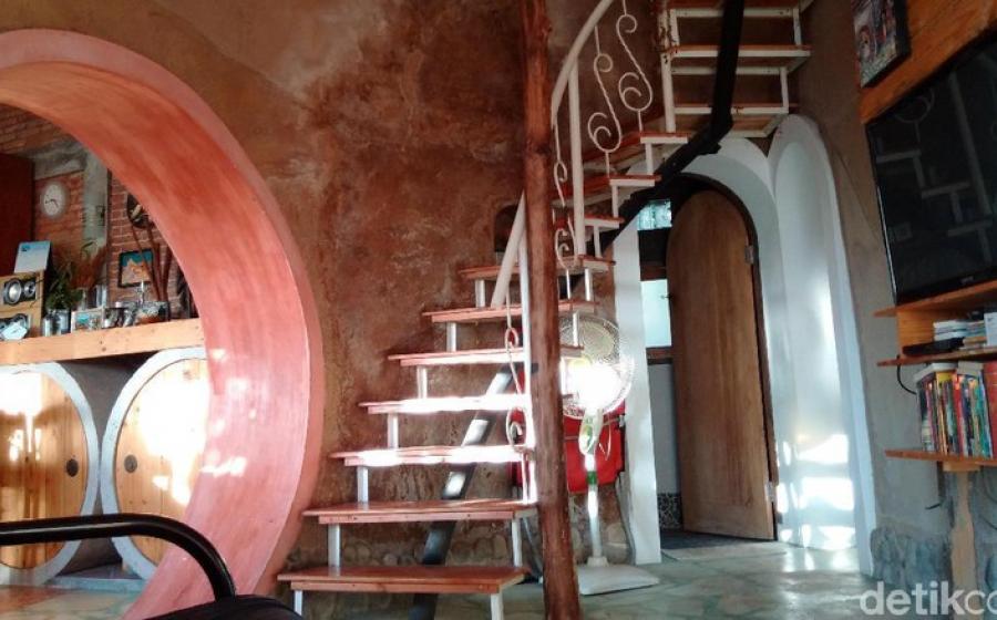 Rumah Cantik dan Unik Yang Terbuat dari Kotoran Sapi