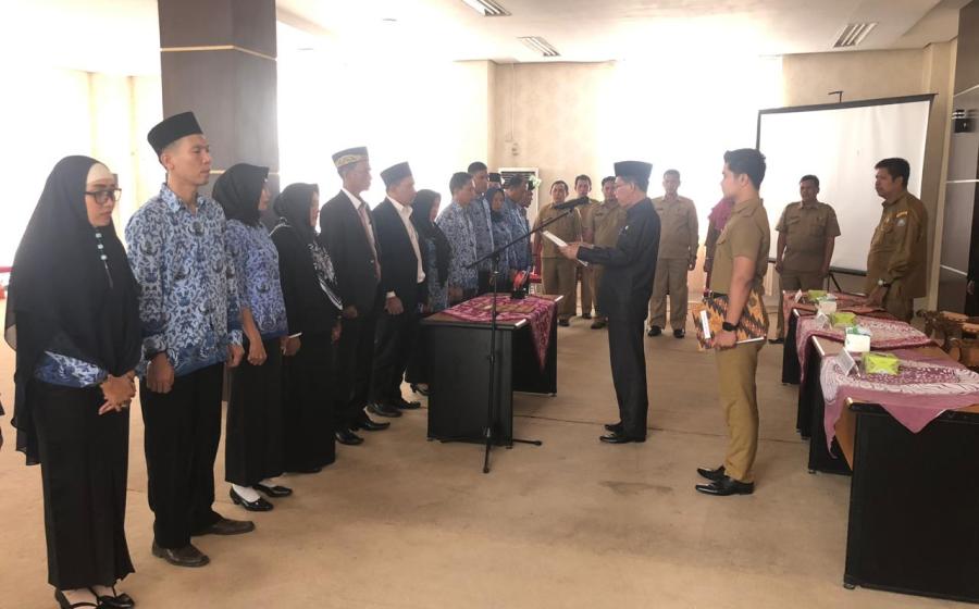 pemberhentian dan pengangkatan pejabat eslon II dan III oleh sekda di lingkungan pemkab kaur