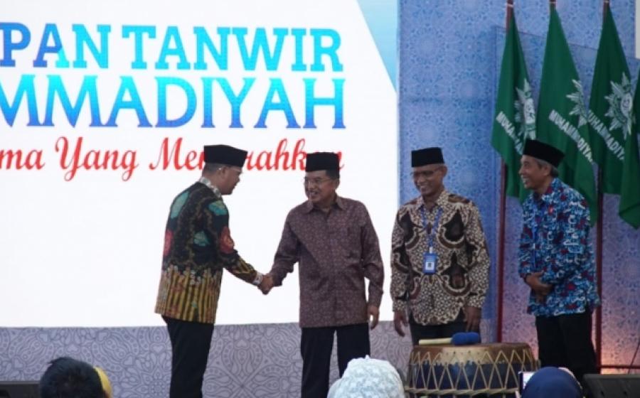 Wakil Presiden RI Jusuf Kalla bersama Gubernur Bengkulu Rohidin Mersyah resmi menutup Tanwir Muhammadiyah