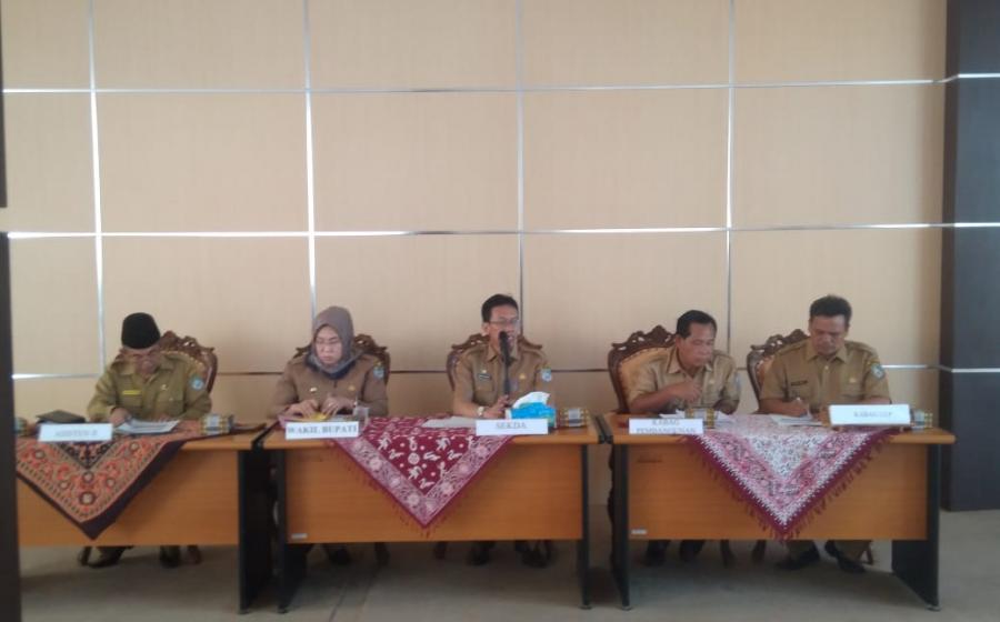 Sekda Kaur Nandar Munadi, S. Sos, M.Si Dan  Wakil bupati Hj. Yulis Suti Sutri Pimpin Rapat 