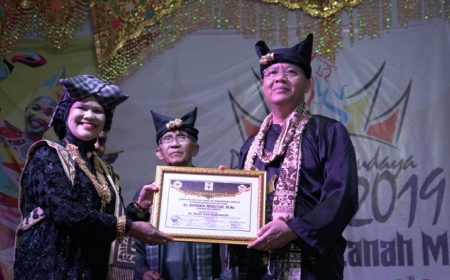 gubernur bengkulu mendapatkan gelar adat Datuk Rajo Nan Babangso