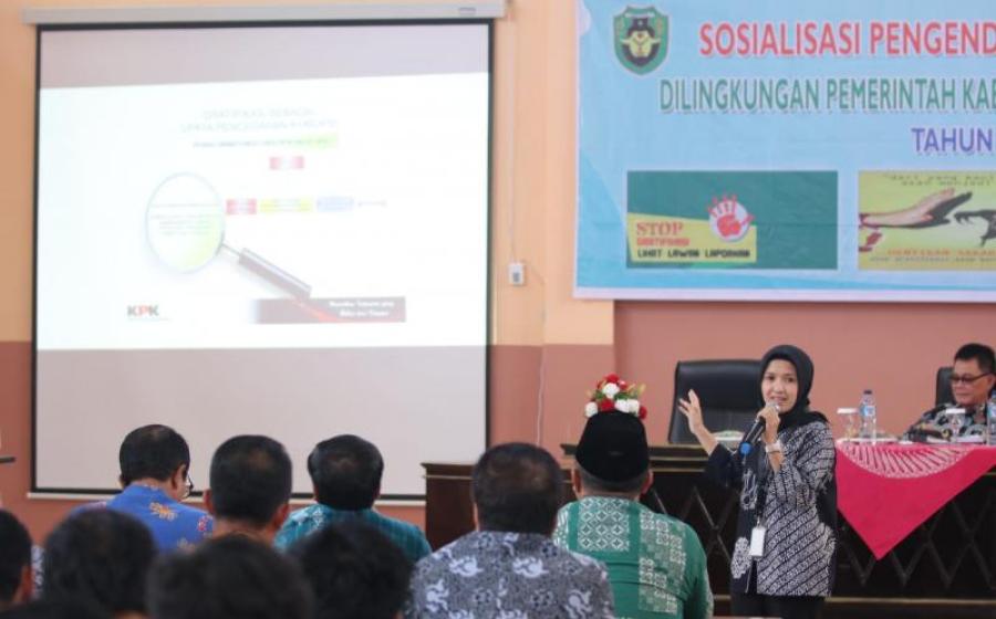 Ketua Tim Pemeriksan Gratifikasi KPK RI Devi Lisnawati Memberikan Materi Sosialisasi Tentang Gratifikasi