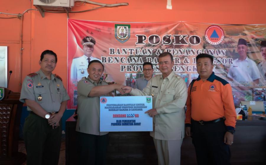 Sumatra barat beri bantuan kepada Korban banjir