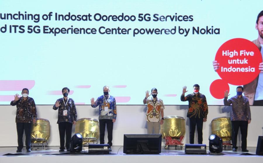Tampak pada gambar Menteri Pariwisata dan Ekonomi Kreatif Republik Indonesia, Sandiaga Uno (kiri) dan Director and Chief Operating Officer Indosat Ooredoo, Vikram Sinha (kanan), saat berfoto bersama saat peluncuran layanan 5G Indosat Ooredoo di Surabaya (16/9/2021).