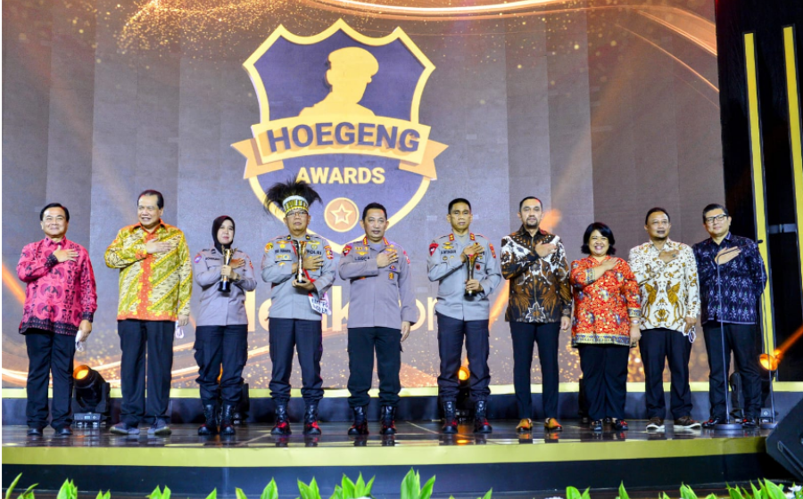  Kapolri Jenderal Listyo Sigit Prabowo menghadiri acara Hoegeng Awards 2022 di Gedung The Tribrata