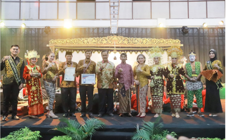 Pemerintah Provinsi Bengkulu bekerjasama dengan Universitas Hazairin (Unihaz) menggelar pegelaran Wayang Kulit semalam suntuk di di Gedung Serbaguna Unihaz Bengkulu