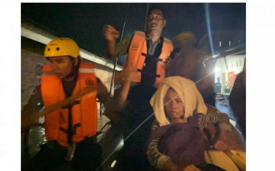 Brimob Berjibaku Evakuasi Korban Banjir di Kelurahan Surabaya dan Bentiring