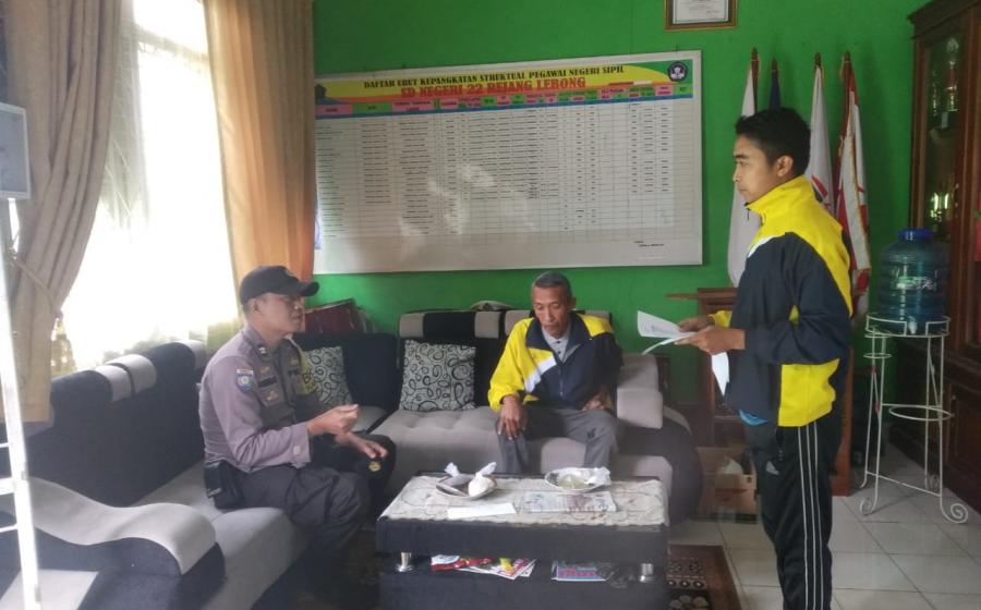 Bhabinkamtibmas saat Kunjungi Sekolah di Rejang Lebong