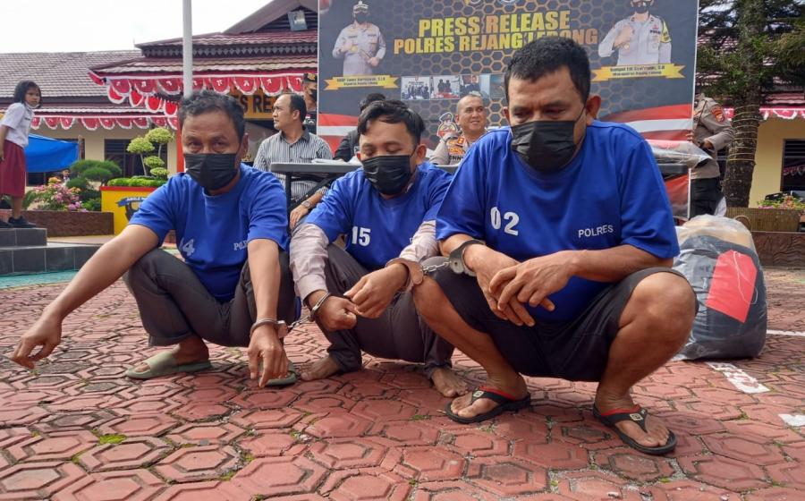 Tiga pria terduga pelaku