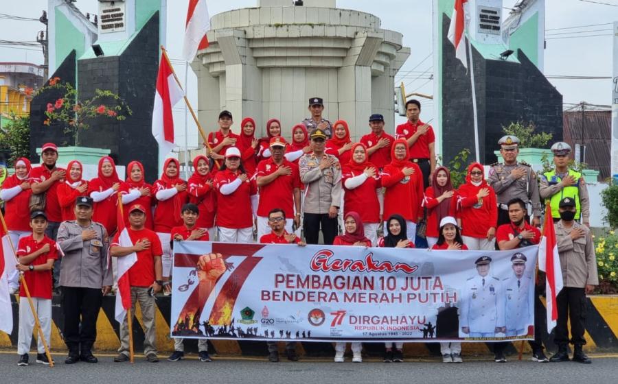 Polres Rejang Lebong Bagikan Bendera Merah Putih Kepada Masyarakat
