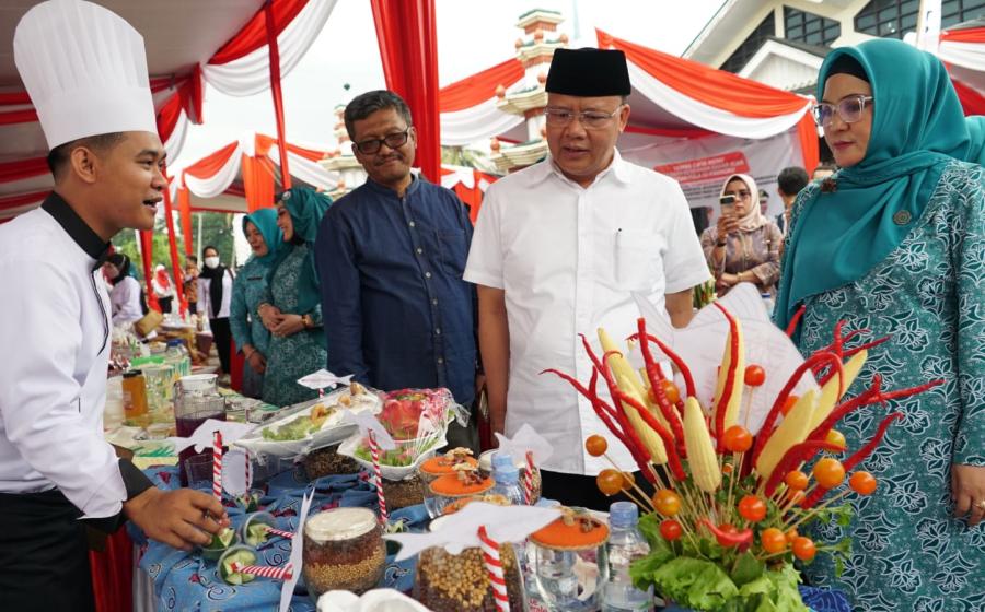 Tingkatkan minat masyarakat gemar mengkonsumsi ikan, Pemerintah Provinsi (Pemprov) Bengkulu bekerjasama dengan Tim Penggerak PKK Bengkulu dan Bengkulu Ekspress Group menggelar lomba masak serba ikan, Rabu (10/8/2022) di halaman Gedung Dewan Kerajinan Nasional Daerah (Dekranasda) Bengkulu.
