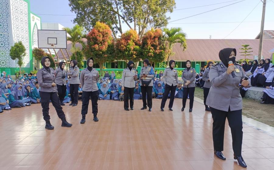 Dalam rangka memperingati Hari Jadi Polisi Wanita (Polwan) ke-74 tahun 2022, Polwan Polres Rejang Lebong Polda Bengkulu menggelar kegiatan bertajuk "Polwan Goes To School" di Lapangan MAN Rejang Lebong, Senin (8/8/2022).