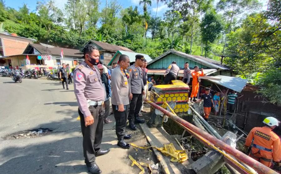 Kapolres RL Siang Malam Pantau Evakuasi Mobil Terjun ke Jurang: Mohon Doanya