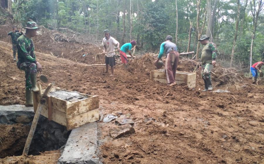 Anggota TMMD Dan Warga Langsir Batu dan Pasir