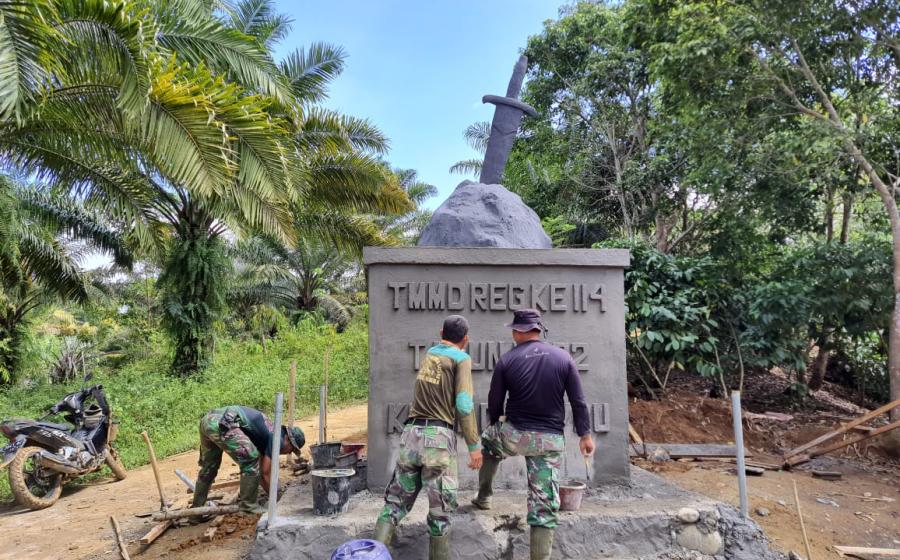 Hari demi hari proses pembuatan tugu TMMD semakin di kebut pengerjaanya. Hari ini di tugu TMMD ke 114 ini sudah terlihat tulisan tulisan yang terukir dari hasil ukiran Sertu Surwanto, Anggota Satgas TMMD 114 Kpdim 0423/BU, Sabtu (13/08/2022).