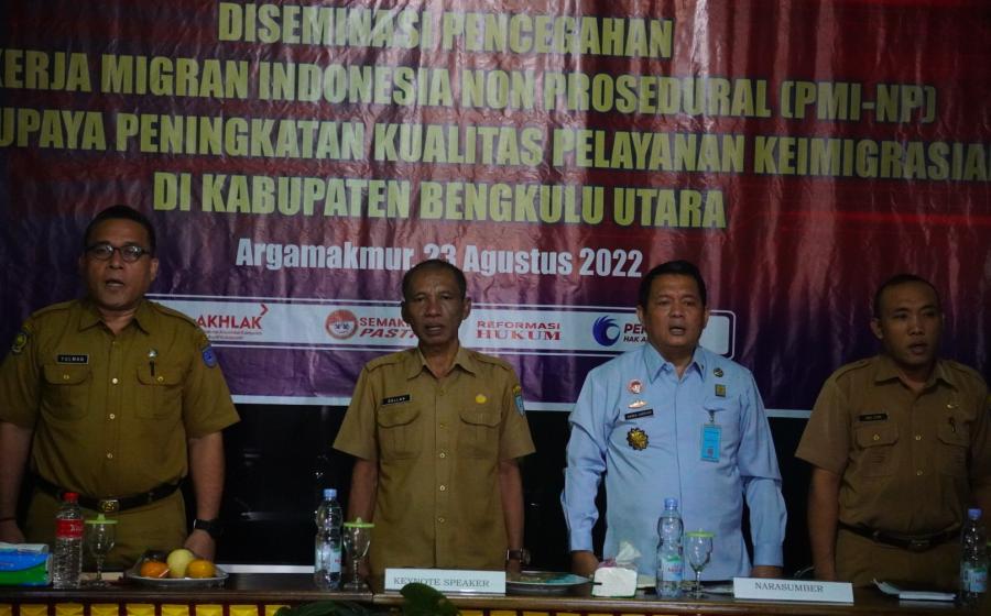 Bupati Bengkulu Utara (BU) dalam hal ini diwakili oleh Asisten I pemerintahan dan kesejahteraan rakyat Dullah SE menghadiri kegiatan sosialisasi yang digelar oleh Kementerian hukum dan hak asasi manusia (Kemenkumham) Provinsi Bengkulu mengenai Diseminasi Pencegahan Pekerja Migran Indonesia non prosedural (PMI-NP) dalam upaya Peningkatan Kualitas Pelayanan Keimigrasian di Kabupaten BU, bertempat di aula Hotel Raflesia Arga Makmur, Selasa (23/8/2022).