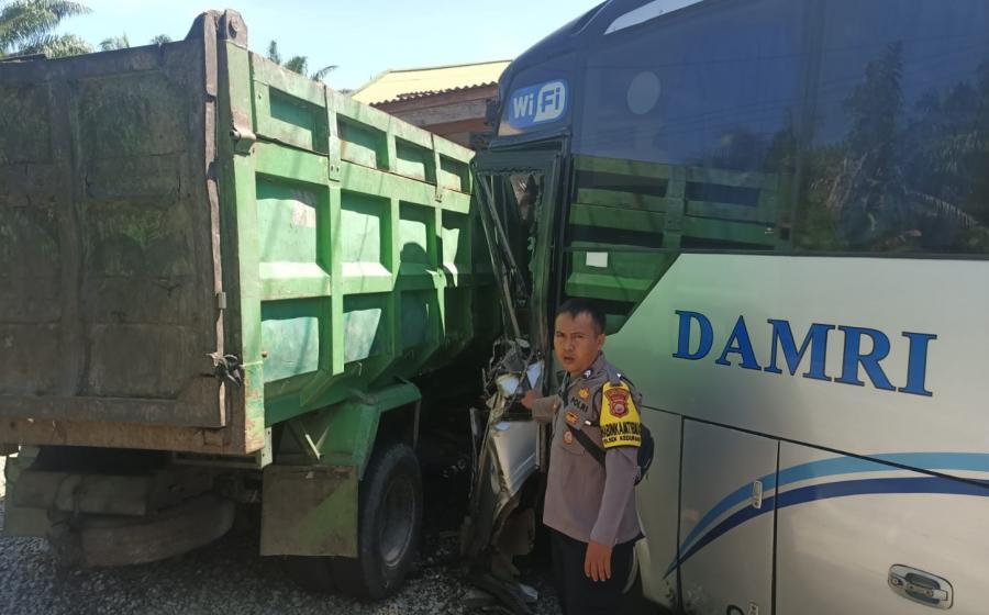 Satu unit dump truck no pol BG 8116 N bertabrakan dengan bus damri no pol BD 7641 CZ, Di desa Lawang Agung kecamatan Kedurang kabupaten Bengkulu Selatan.