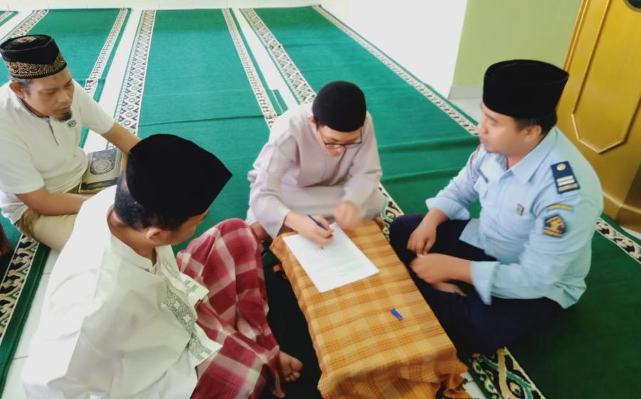  Ada yang menarik di Rutan Kelas IIB Bengkulu, dimana salah satu warga binaan bernama Adil Pardomuan (48)  ini mendapatkan hidayah untuk memeluk agama islam. Diketahui warga binaan ini tersandung perkara narkoba, dimana hakim menyatakan secarah sah bersalah menjatuhkan hukuman dengan berstatus pengedar narkoba. Dalam putusan persidangan dijatuhkan vonis selama 5 tahun penjara.   Diwawancarai Adil mengatakan, dirinya saat ini merasa lebih nyaman menjalani hidup dari sebelumnya walaupun berada di Rutan Bengku