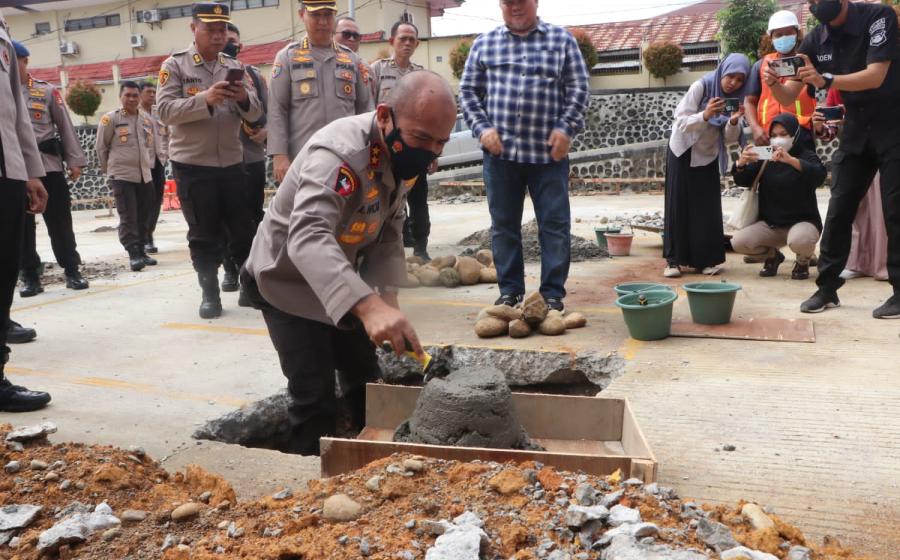 Kapolda Bengkulu Irjen Pol Drs Agung Wicaksono M.Si didampingi Wakapolda Bengkulu Brigjen Pol Drs Umardani M.Si, Irwasda Polda Bengkulu Kombes Pol Asep Teddy Nurasyah S.IK serta seluruh PJU Polda Bengkulu hari ini, Rabu (24/08/22) secara resmi melakukan peletakan batu pertama pembangunan dua Rumah ibadah (masjid dan gereja).