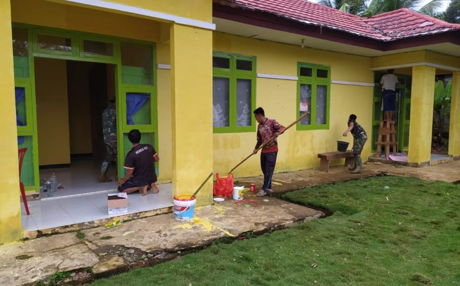 Bersama Masyarakat Anggota Satgas TMMD BU Mengecat Puskesmas Pembantu