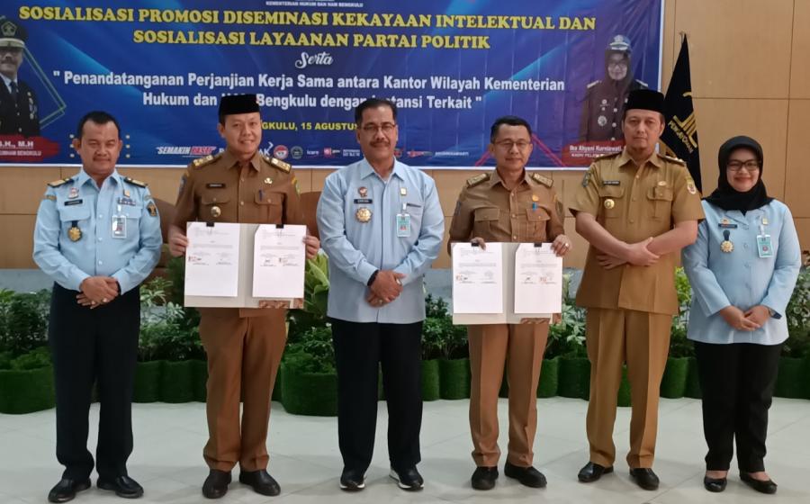  Kemenkumham Bengkulu melalui Divisi Pelayanan Hukum dan HAM menggelar sosialisasi promosi diseminasi kekayaan intelektual (KI) dan sosialisasi layanan partai politik, Senin (15/8) di Hotel Grage Horizon. Dihadiri Kepala Kemenkumham Bengkulu Erfan, MH, didampingi Kepala Divisi Administrasi Johan Manurung dan Kepala Divisi Pelayanan hukum dan HAM Ika Ahyani Kurniawati. Selain itu dihadiri oleh jajaran instansi terkait, Pejabat Provinsi, Pejabat Kota dan beberapa peserta undangan sosialisasi dari KPU dan Part