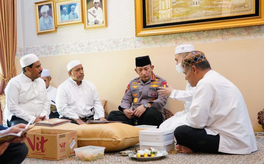 Takziah ke Rumah Duka Habib Zen Bin Umar, Kapolri: Beliau Saya Anggap Ayah Sendiri