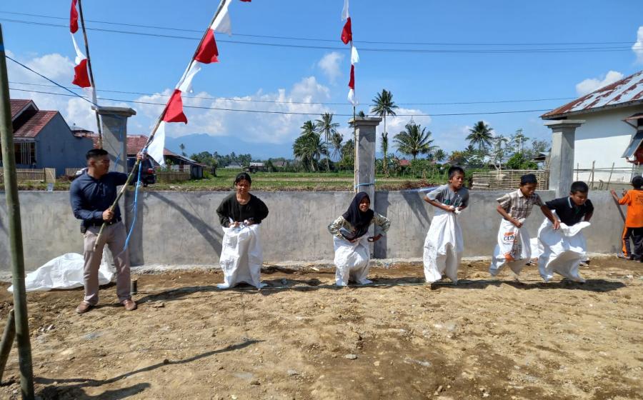  Anggota Dewan Perwakilan Rakyat Daerah (DPRD) Kabupaten Rejang Lebong Putra Mas Wigoro, SE, SH, MH menggelar sejumlah perlombaan untuk anak-anak di Kelurahan Talang Benih Kecamatan Curup. Bertempat di Villanya, Putra Mas berharap lomba tersebut bisa diteladani sebagai perjuangan para pahlawan melawan penjajah.