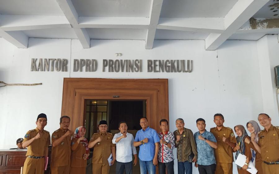  Ketua Komisi I DPRD Bengkulu Dempo Xler mendukung penuh program strategis Gubernur dan Wakil Gubernur Bengkulu yang tertuang di Rencana Pembangunan Jangka Menengah Daerah (RPJMD) khususnya di bidang informasi publik di ruang Komisi I DPRD Provinsi Bengkulu.