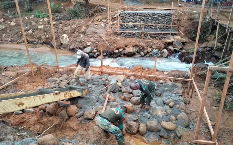 Satgas TMMD  Pasang Pondasi Jembatan