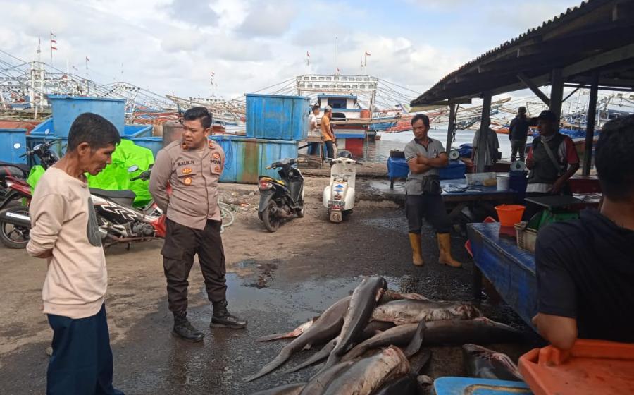 Patroli Siang, Personel Polsek KSKP Pulau Baai Datangi Para Nelayan