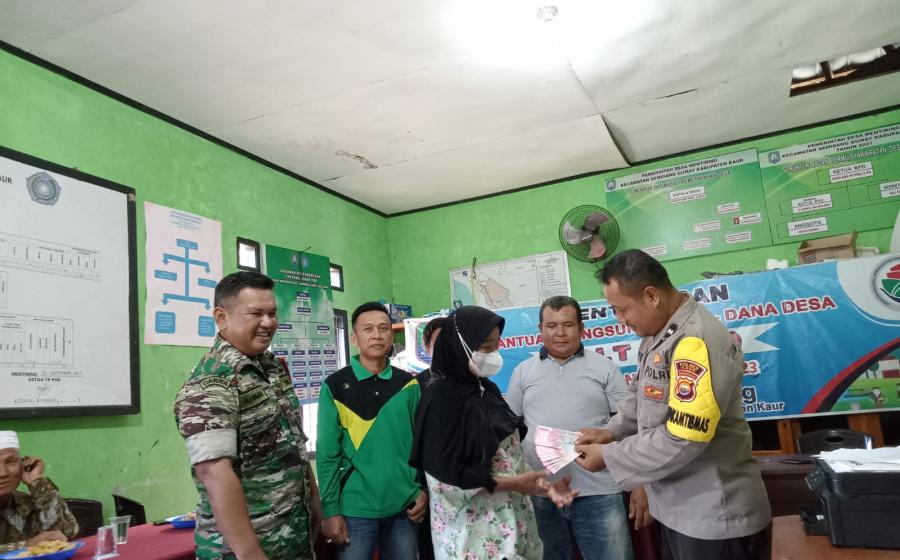 Bhabinkamtibmas Polsek Kaur Tengah Menghadiri Pembagiann BLT-DD Tahun 2023 di Desa Mentiring