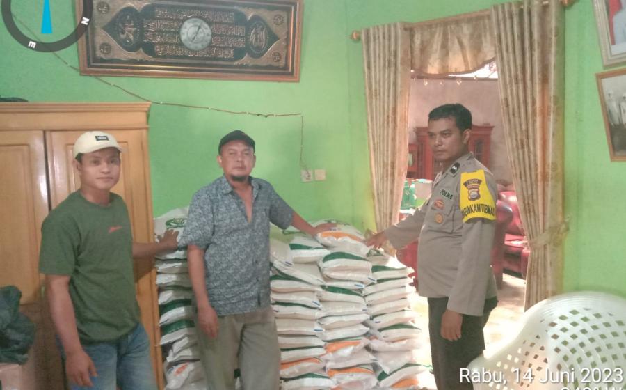 Bhabinkamtibmas Polsek Lebong Selatan Dampingi Pendistribusian Bantuan Beras 