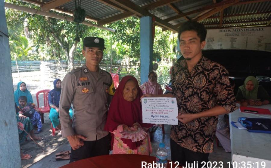 Bhabinkamtibmas Polsek Kaur Utara  Hadir, dan Monitoring Penyaluran BLT DD Di Desa Pulau Panggung