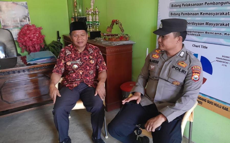 Kaur - Bhabinkamtibmas Polsek Padang Guci Hulu Polres Kaur Polda Bengkulu Bripka M. Hedi Juliadi, S.H melaksanakan Sambang Tokoh Masyarakat di Kecamatn Padang Guci Hulu Kabupaten Kaur, Kamis (27/07/2023) Sekira Pukul 09.15 WIB.  Bhabinkamtibmas Bripka M. Hedi Juliadi, S.H berharap Tokoh Masayarakat (Tomas) dapat bersama- sama menjaga situasi-situasi Kamtibmas yang aman dan Kondusif di Kecamatan Padang Guci Hulu Kabupaten Kaur.  Bhabinkamtibmas Mengimbau supaya selalu menjalin Komunikasi yang baik demi untuk