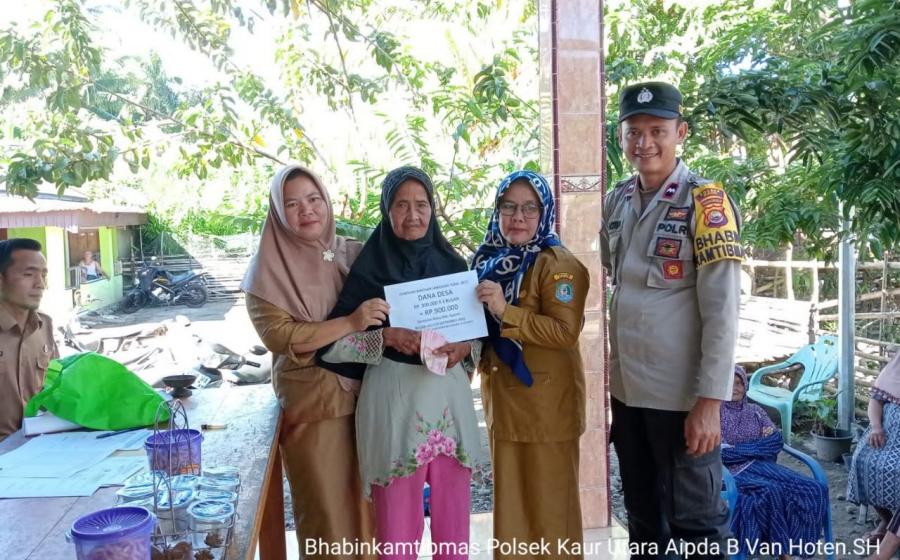 Bhabinkamtibmas Polsek Kaur Utara Monitoring Penyaluran BLT DD Tahap III Desa Gunung Kayo 