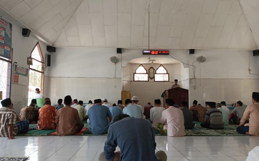Bhabinkamtibmas Aiptu Robi Irawan, Sampaikan Khutbah Jumat di Masjid Al Iklas Kelurahan Masat  