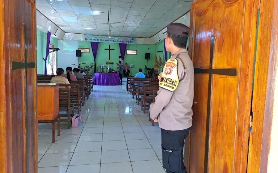 Bhabinkamtibmas Polsek Seginim, Berikan Pengamanan Ibadah Umat Kristiani 