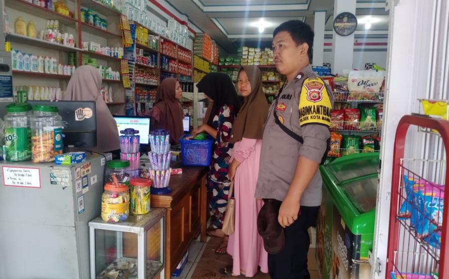 Bhabinkamtibmas Sambangi Mini Market Ibul,  Monitoring Perkembangan Stok dan Harga Sembako 