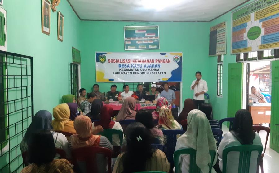 Bhabinkamtibmas Polsek Pino Hadiri Sosialisasi Ketahanan Pangan Didesa Kayu Ajaran 