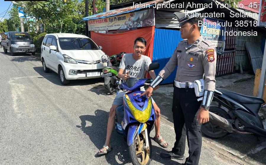 Operasi Patuh Nala 2024, Personel Polres BS Berikan Teguran Secara Simpatik Terhadap Pengendara