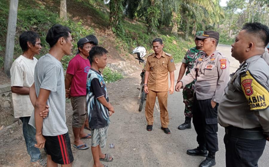 Cegah Pungutan Liar Kapolsek Berkolaborasi Dengan Babinsa Berikan Penyuluhan