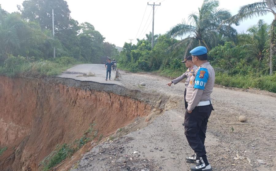 Kapolsek Batik Nau Bersama Unsur Tripika Lakukan Pengecekan Jalan Abrasi di Pesisir 