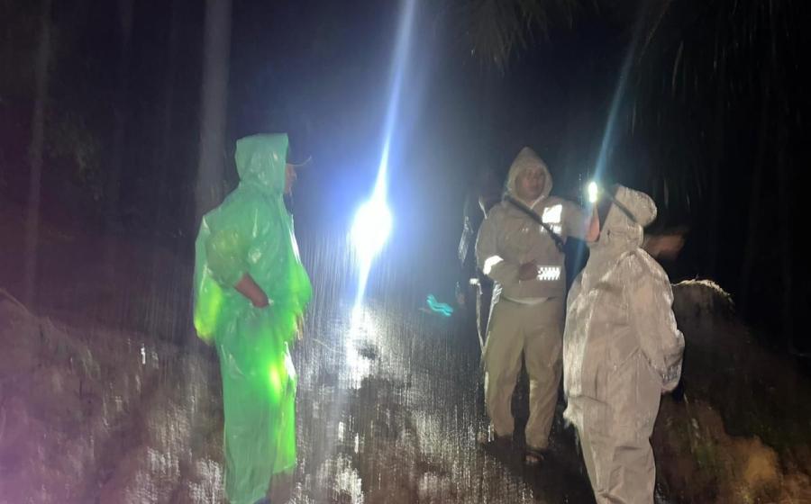 Kapolsek Kerkap Bersama Personel Datangi TKP Tanah Longsor