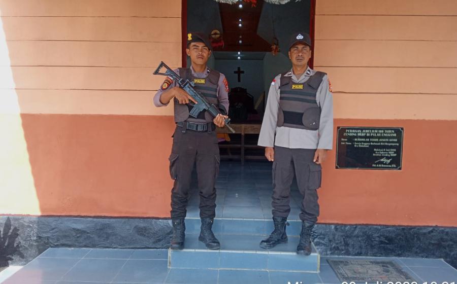 Pastikan Aman, Personel Polsek Enggano Laksanakan Pengamanan Ibadah di Gereja